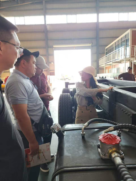 Central Asian Clients Visit Shenbai Factory | In-depth Explanation of Truck Chassis, Tailoring Optimal Solutions for Overseas Projects