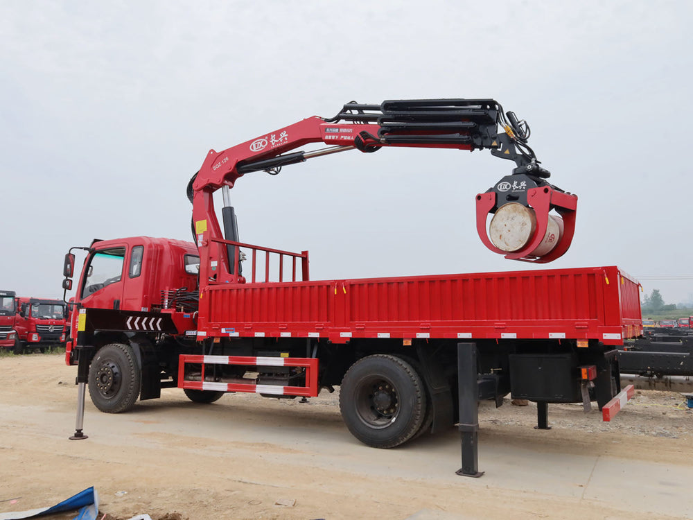 Dongfeng 4*2 changxing 6.3-ton folding boom truck crane