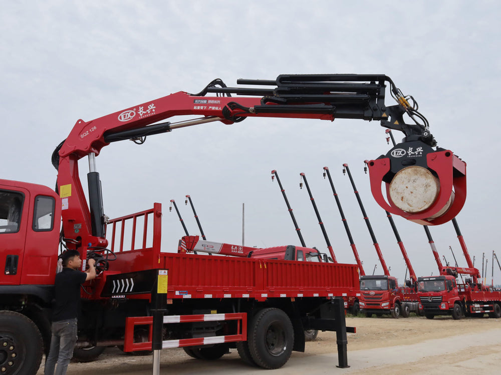 Dongfeng 4*2 changxing 6.3-ton folding boom truck crane