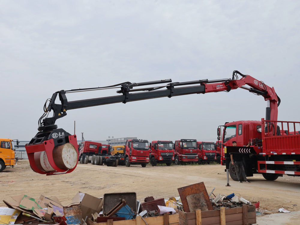 Dongfeng 4*2 changxing 6.3-ton folding boom truck crane