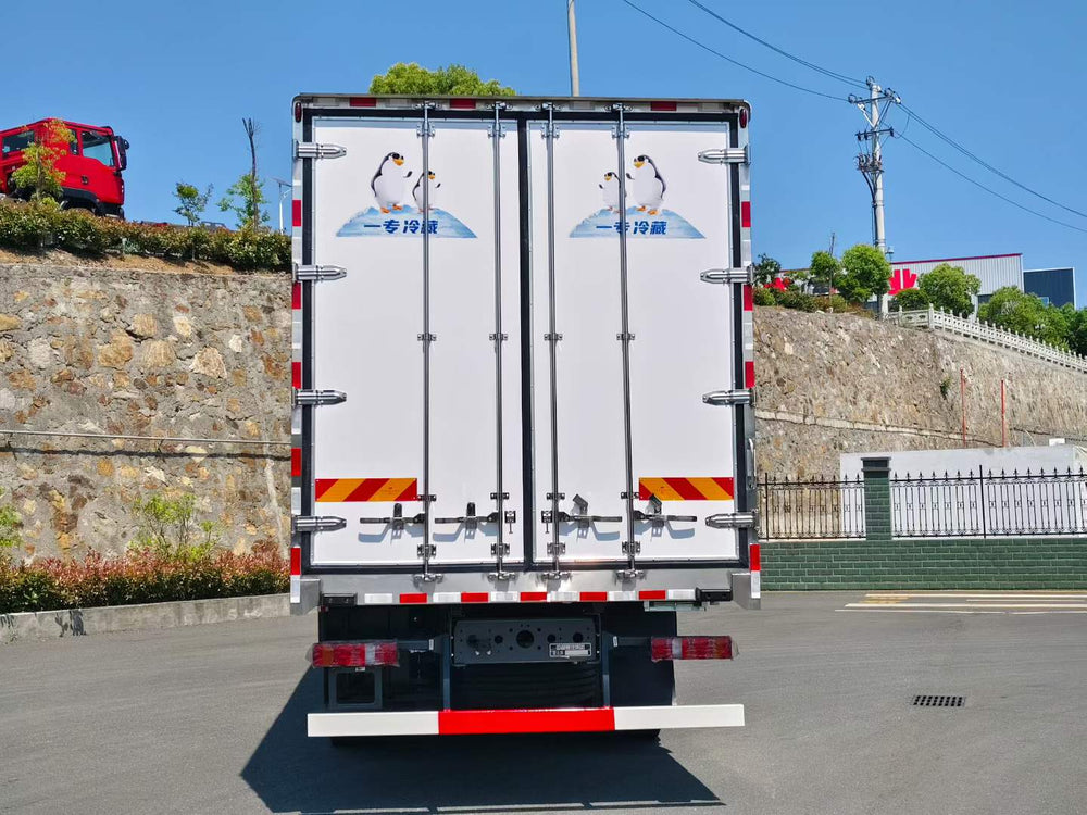 HOWO 6×2 30T Super Heavy Refrigerated Truck for Long Haul Cold Chain