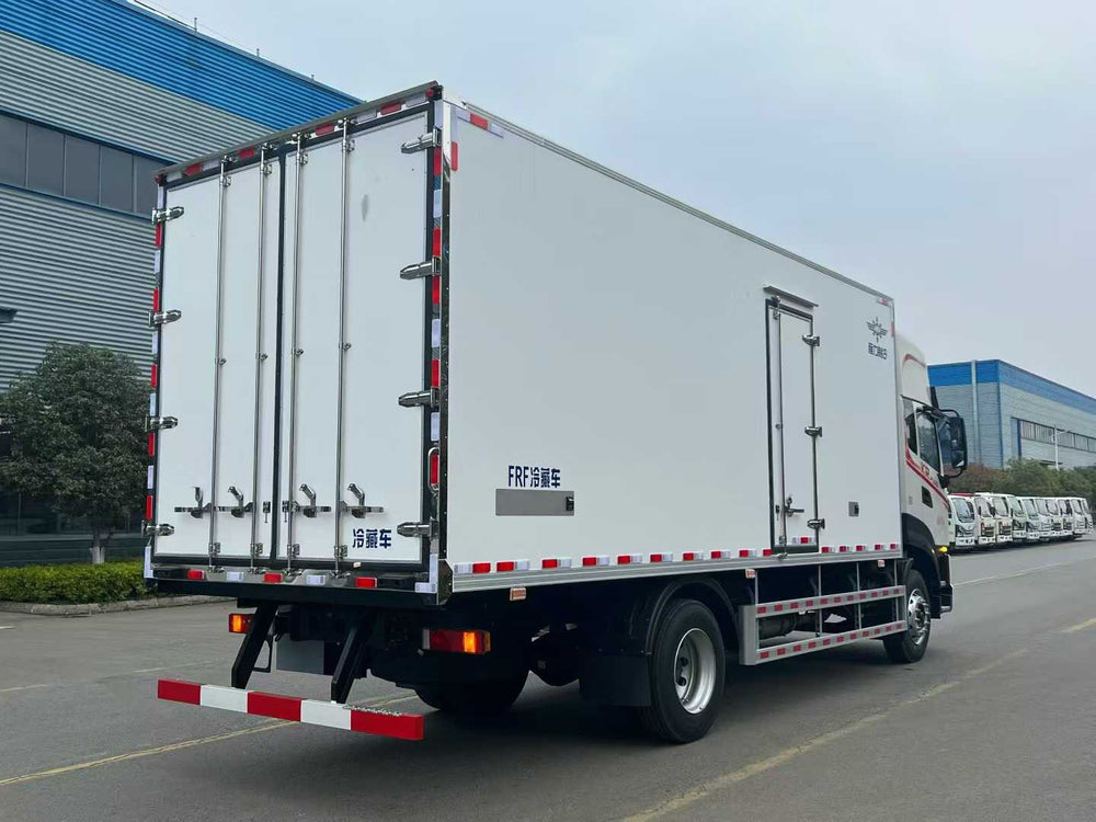 Dongfeng 4×2 8T Medium Duty Refrigerated Truck for Food Transport
