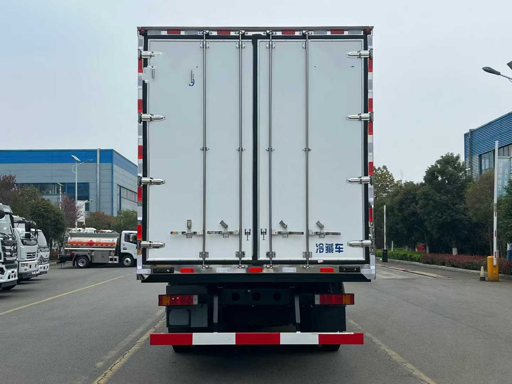 Dongfeng 4×2 8T Medium Duty Refrigerated Truck for Food Transport