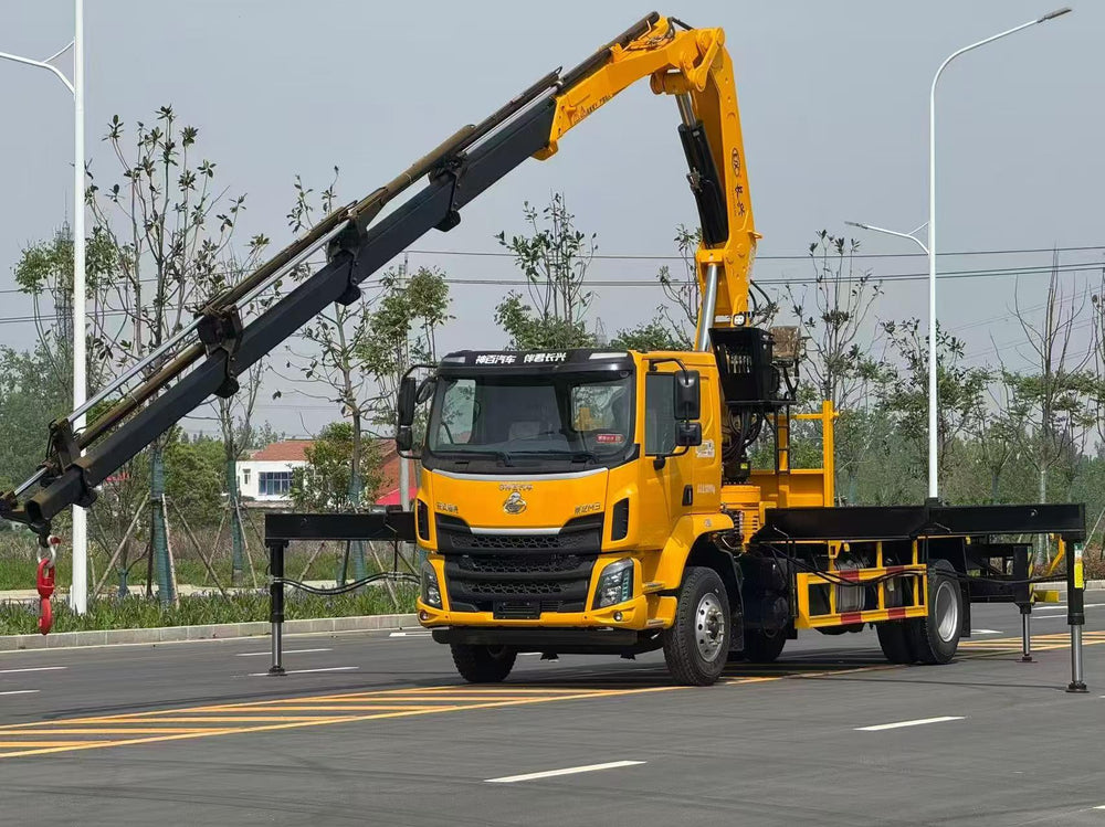 Dongfeng Liuzhou 16T Changxing Folding Boom Lorry Crane