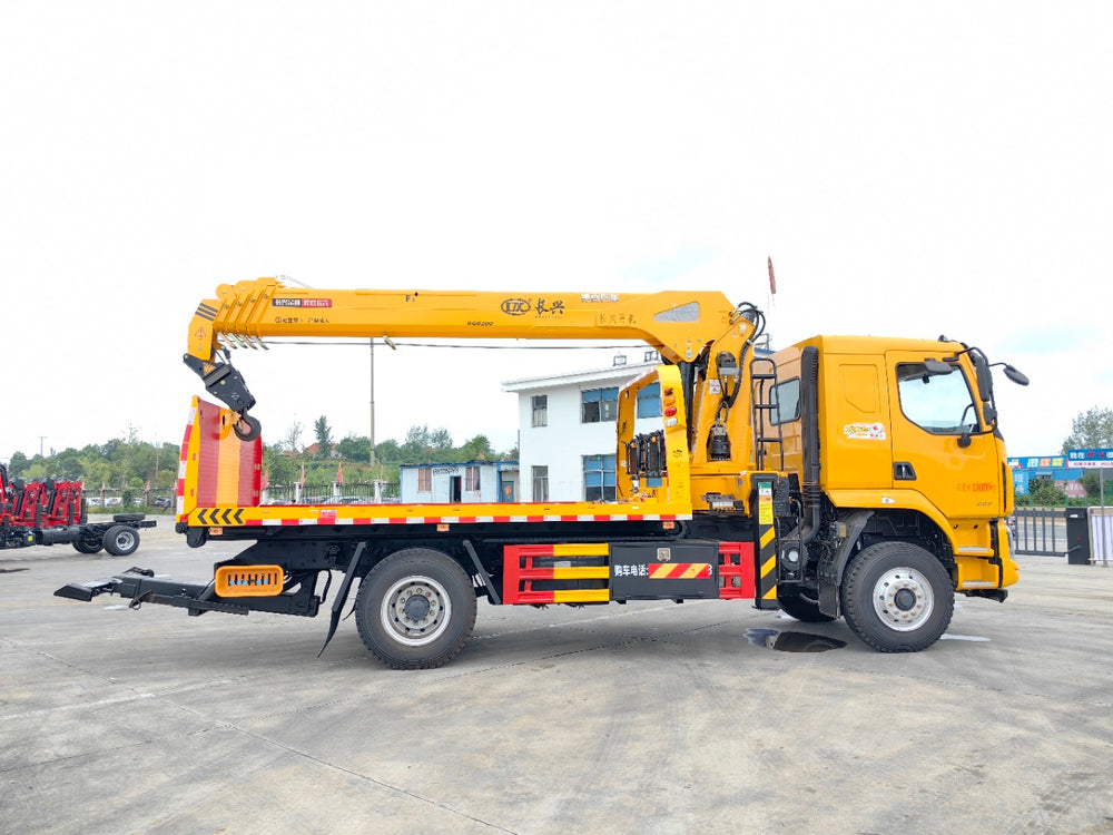 Dongfeng Short Wheelbase Wrecker With Crane