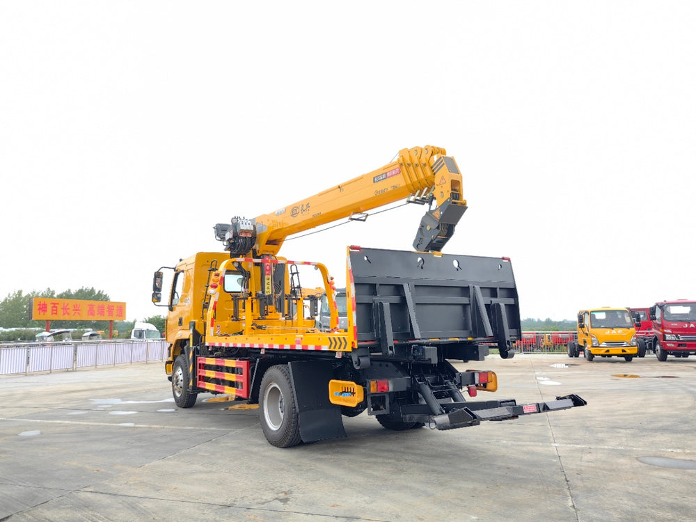 Dongfeng Short Wheelbase Wrecker With Crane