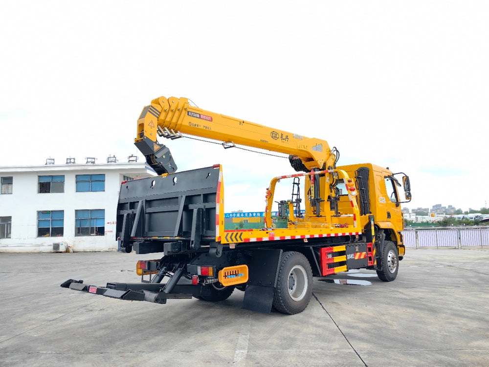 Dongfeng Short Wheelbase Wrecker With Crane