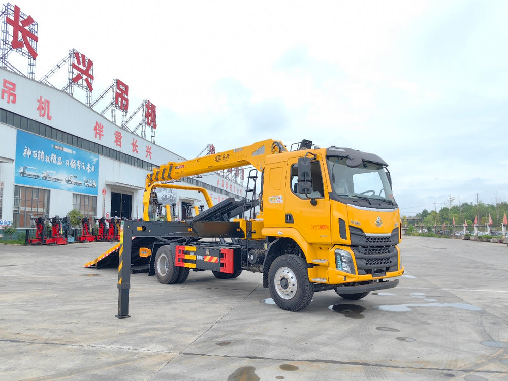Dongfeng Short Wheelbase Wrecker With Crane