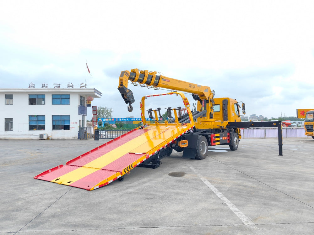 Dongfeng Short Wheelbase Wrecker With Crane