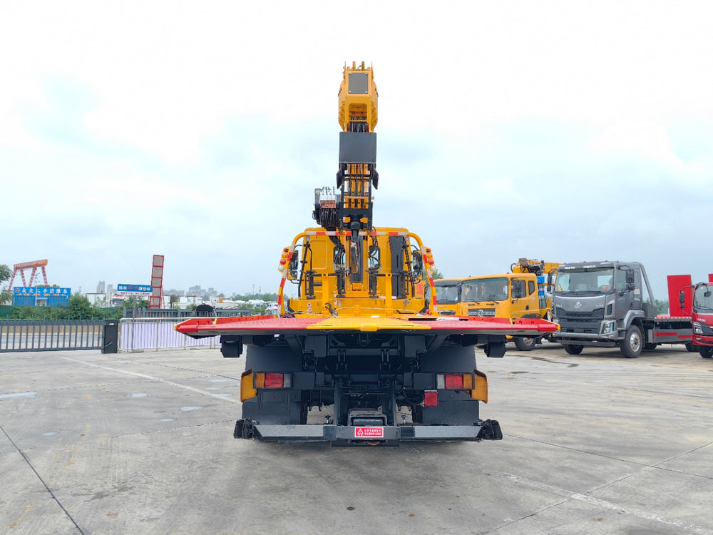 Dongfeng Short Wheelbase Wrecker With Crane