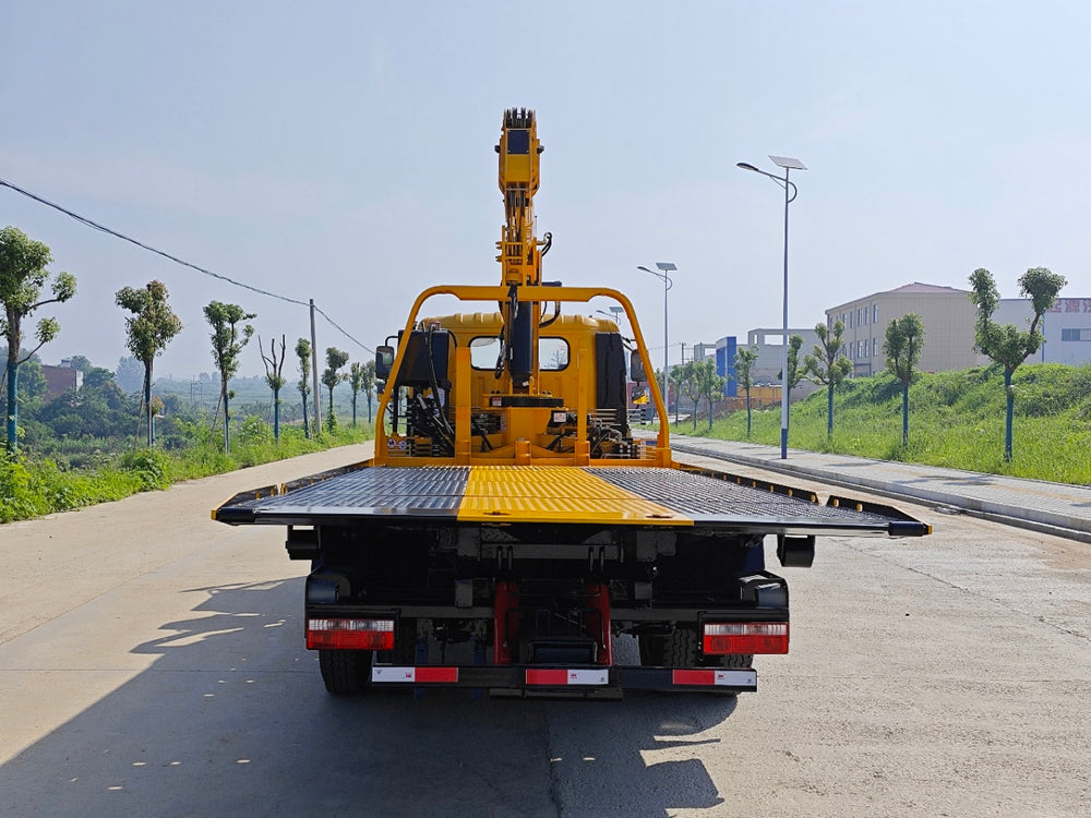 Dongfeng Dolica 4400 Wheelbase Wrecker Truck With Crane