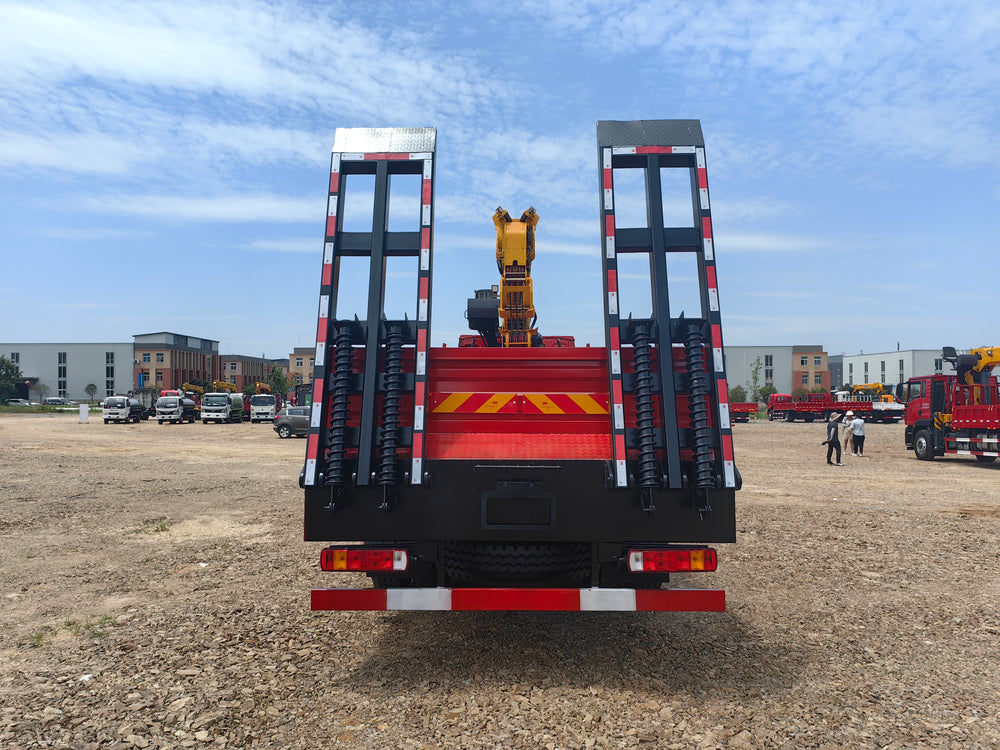 Howo 400HP 8×4 XCMG 14-ton 5-section Boom Flatbed Crane Truck