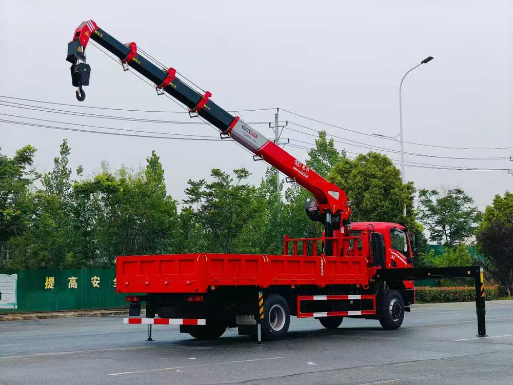 Dongfeng 4×2 Changxing 8-ton 5-section boom truck crane