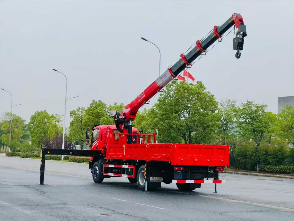 Dongfeng 4×2 Changxing 8-ton 5-section boom truck crane