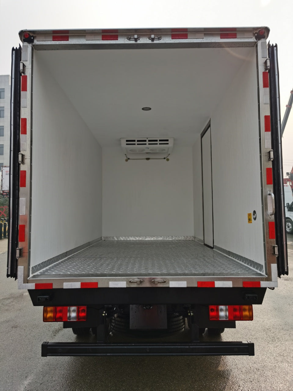 Isuzu 4.2-meter 5 ton refrigerated truck - View 4 - SHENBAI Auto