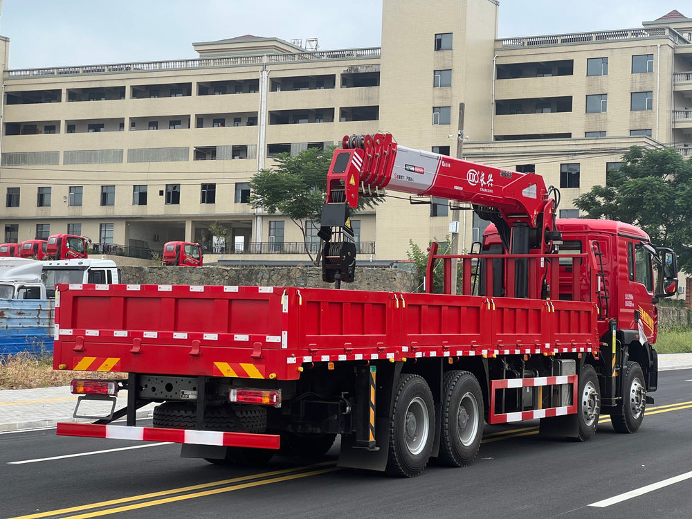 Howo 8x4 with Weichai 350 HP Engine, Changxing 14-ton Truck-mounted Crane