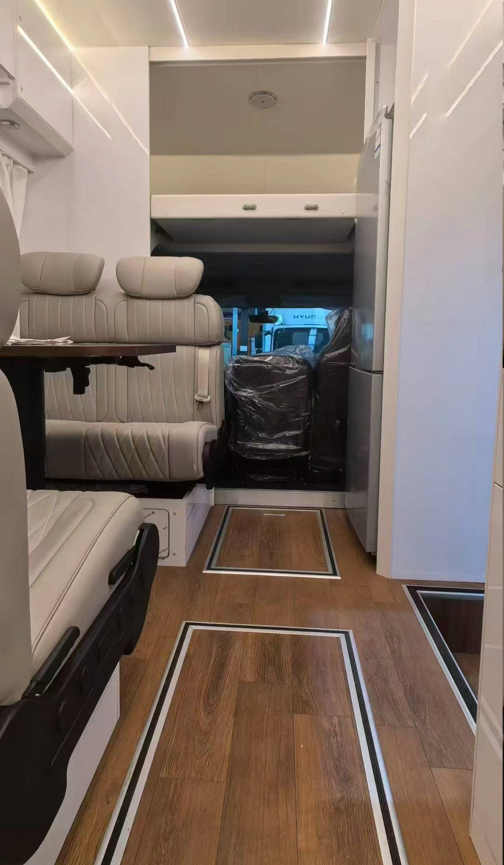 BYD T5 Flat Roof Camper Van with Front Overhead Bed - View 4 - SHENBAI Auto