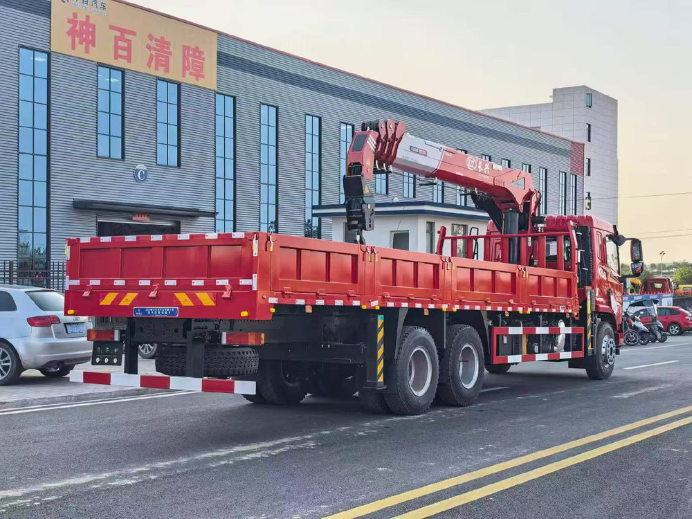Dongfeng Jincheng K5S 8×4 Crane Truck – Changxing 12T 5-Section Synchronous Telescopic Crane