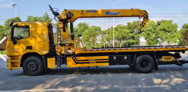 Wrecker truck with Crane