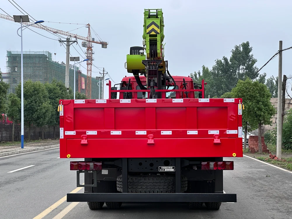 SINOTRUK HOWO MATE | Weichai 320HP | 6×4 | 9-speed | Zoomlion 14T 5-section Crane - View 7 - SHENBAI Auto