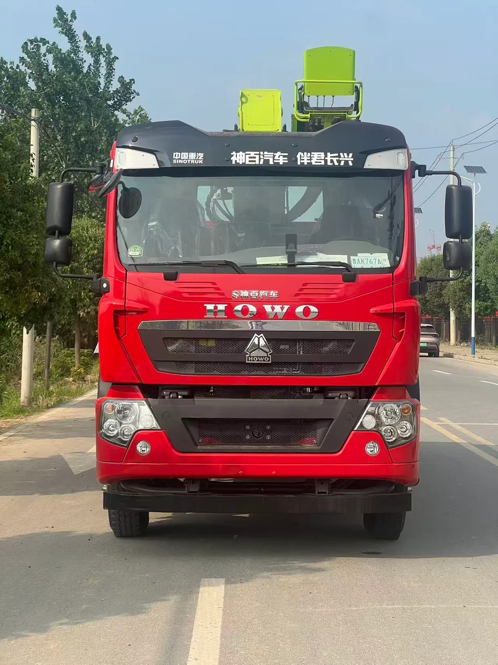 HOWO Single Axle 240HP + Zoomlion 10Ton 5-Section Boom Crane - View 2 - SHENBAI Auto