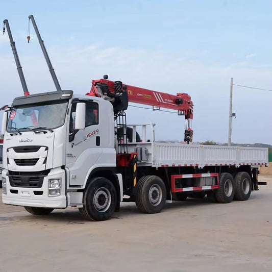 رافعة ISUZU مثبتة على شاحنة 8×4 بذراع Sany سعة 10 طن وخمسة أقسام