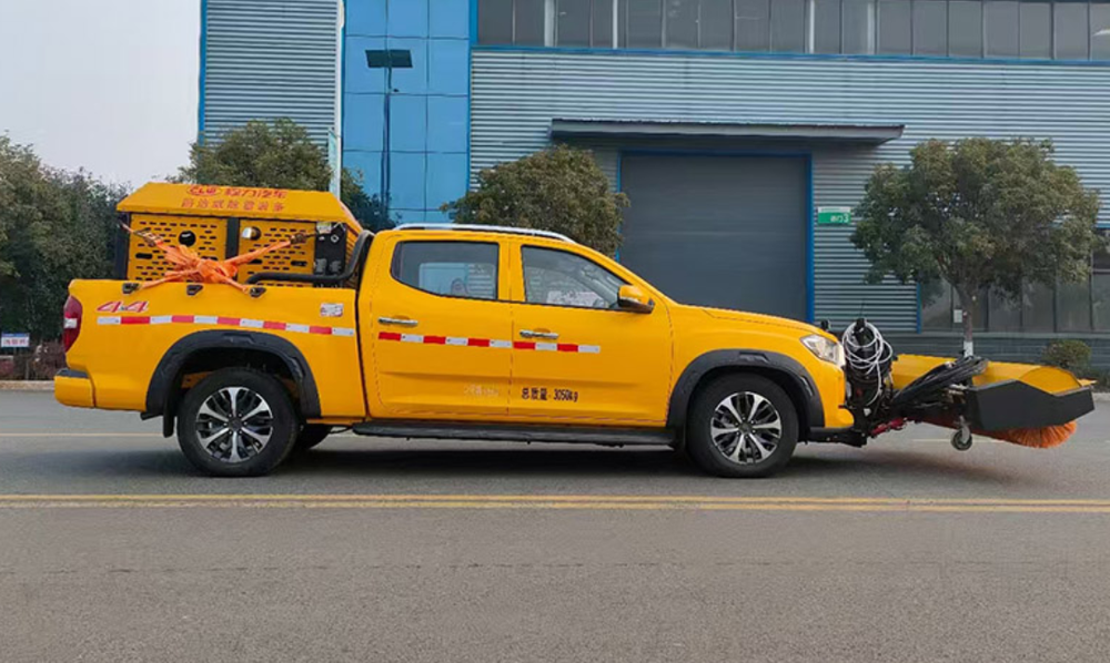 SAIC MAXUS Pickup Chassis Multi-function Snow Removal Vehicle | Snow Plow, Snow Brush & Deicer Spreader