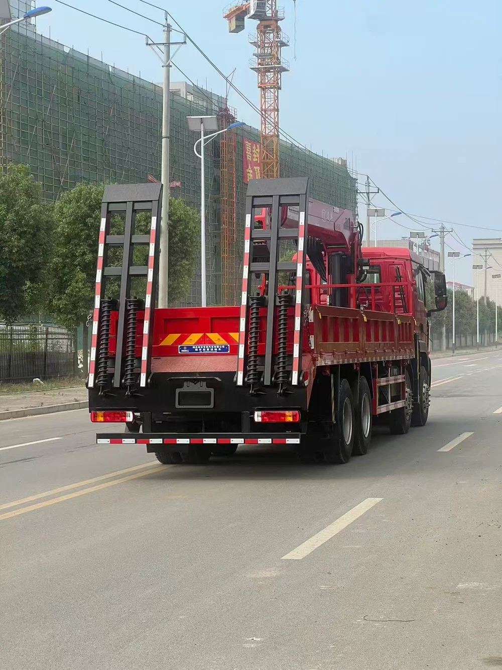 HOWO 8×4 Weichai 350HP - Changxing 14 Ton 5-Section truck mounted crane with Ladder - View 2 - SHENBAI Auto