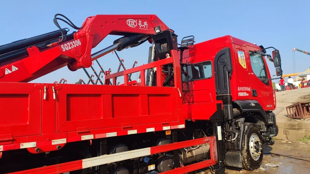 Dongfeng Liuzhou Motor H5 Changxing 10 Ton Folding Arm Truck Crane - View 4 - SHENBAI Auto