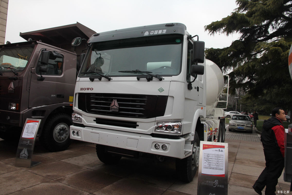Sinotruk HOWO 380hp 6X4 LNG Concrete Mixer Truck